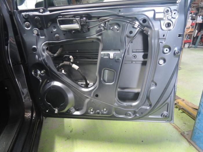 ホンダフリードのドア分解右ドア