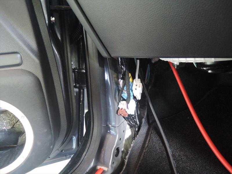 ホンダフリードのバッ直電源線通し