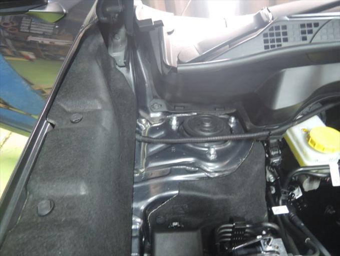 新型フォレスタ、電源線の取り込みフェンダーへ