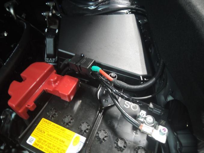 バッテリー周りの配線とヒューズボックス