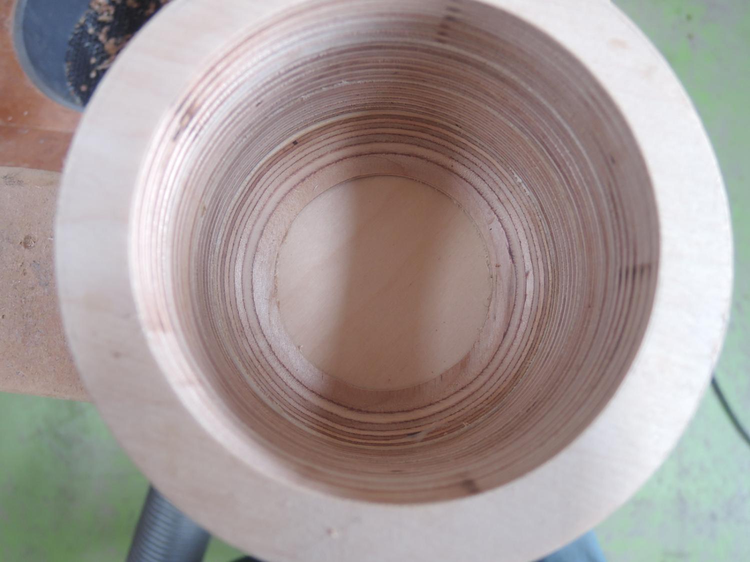 ミッドレンジのカップの底のラウンド加工