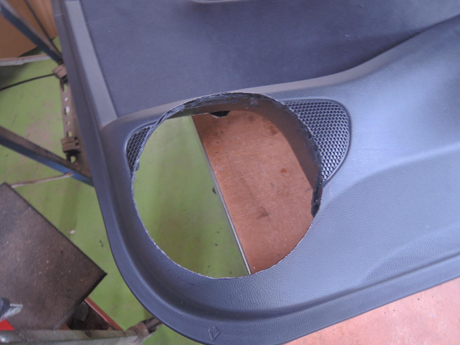 ヤリスドアトリムを切断