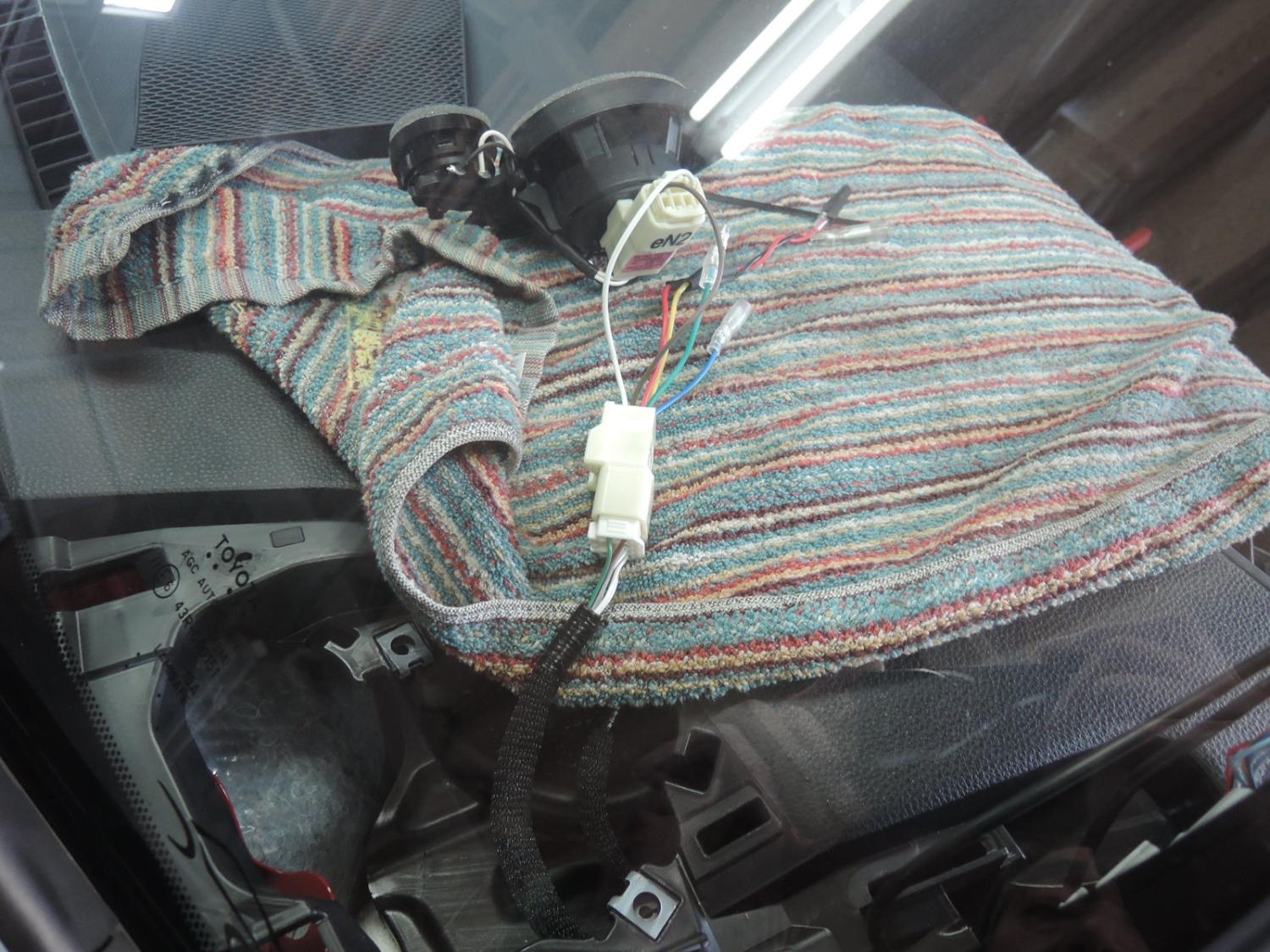 カローラ左側ダッシュにスピーカー