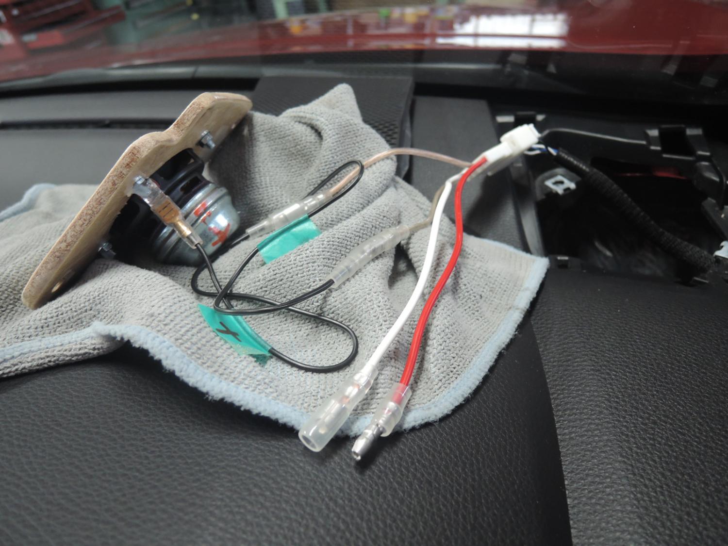 カローラ右側ダッシュにスピーカー